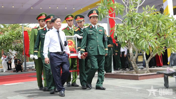 Lễ truy điệu, an táng hài cốt liệt sĩ.  
