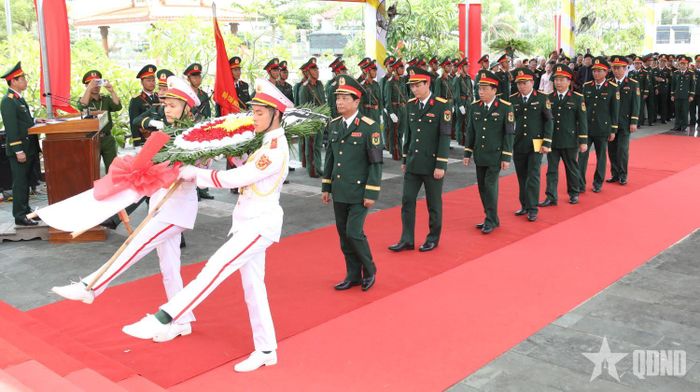 Các đại biểu dâng hoa, dâng hương tưởng niệm các anh hùng liệt sĩ.  