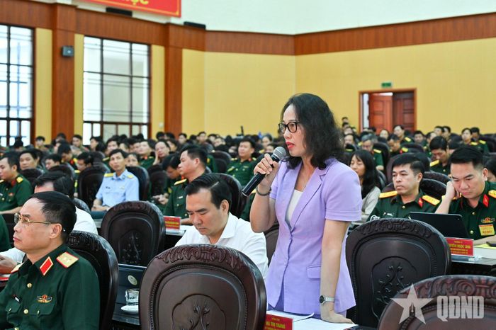   Các đại biểu phát biểu tại hội thảo.