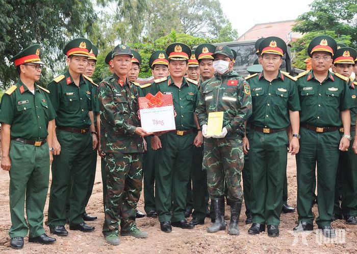 Thiếu tướng Nguyễn Trần Long tặng quà cán bộ, chiến sĩ làm nhiệm vụ tại Công viên Lê Thị Riêng. 