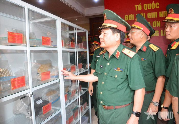 Các đại biểu xúc động tham quan di vật của liệt sĩ. 