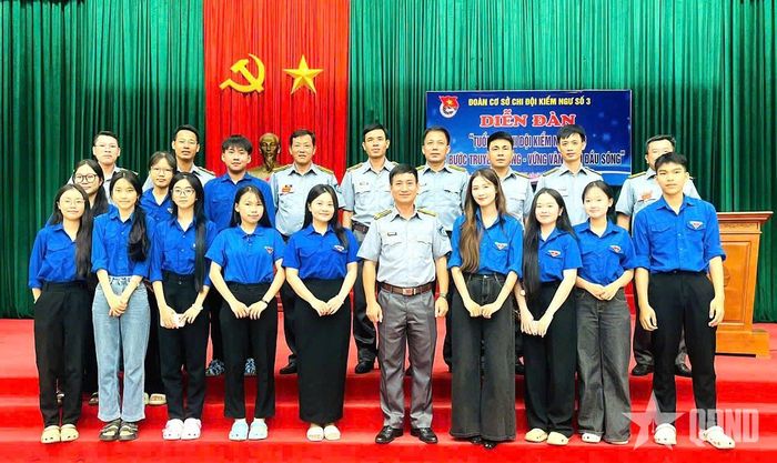  Đại biểu Chi đội Kiểm ngư số 3 và đơn vị kết nghĩa chụp ảnh lưu niệm.  
