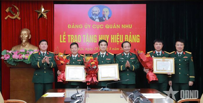  Chỉ huy Cục Quân nhu chúc mừng các đồng chí nhận Huy hiệu Đảng. 