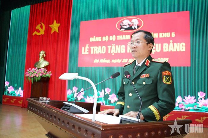 Thiếu tướng Lương Đình Chung, Bí thư Đảng ủy, Chính ủy Quân khu 5 phát biểu chúc mừng tại buổi lễ.