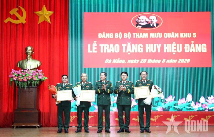 Thiếu tướng Lương Đình Chung, Chính ủy Quân khu 5 và Thiếu tướng Phan Đại Nghĩa, Phó tư lệnh kiêm Tham mưu trưởng Quân khu 5 trao Huy hiệu 35 năm tuổi Đảng tặng 3 đồng chí: Trung tướng Trịnh Đình Thạch, nguyên Bí thư Đảng ủy, Chính ủy Quân khu 5; Thiếu tướng Hứa Văn Tưởng, Phó tư lệnh Quân khu 5; Thiếu tướng Trương Hồng Quang, nguyên Bí thư Đảng ủy Bộ tham mưu, Phó tham mưu trưởng Quân khu 5.