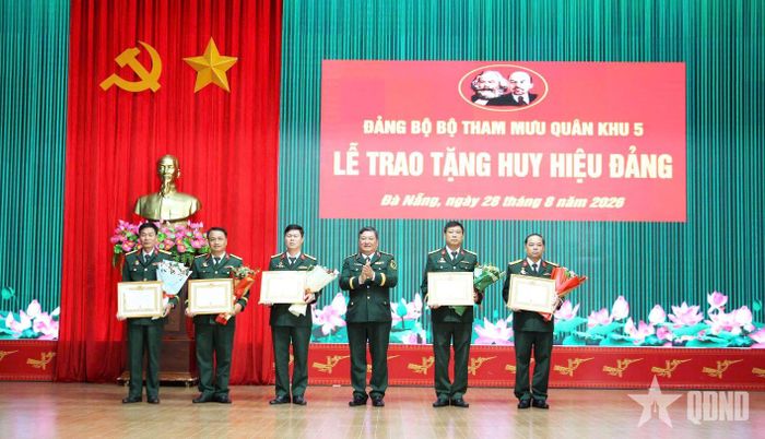 Thiếu tướng Lưu Xuân Phương, Bí thư Đảng ủy Bộ tham mưu, Phó tham mưu trưởng Quân khu 5 trao Huy hiệu 30 năm và 35 năm tuổi Đảng tặng 5 đảng viên.
