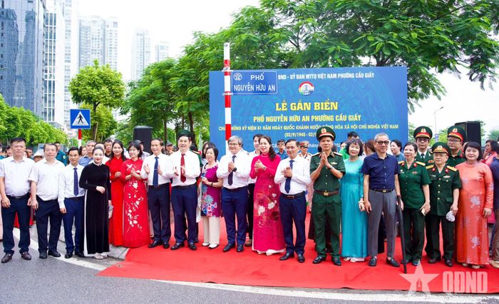 Các đại biểu và đại diện gia đình Thượng tướng, Anh hùng LLVT nhân dân Nguyễn Hữu An chụp ảnh tại phố Nguyễn Hữu An.