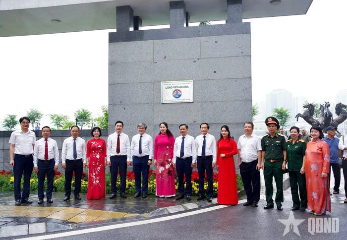  Các đại biểu chụp ảnh tại Công viên An Hòa.