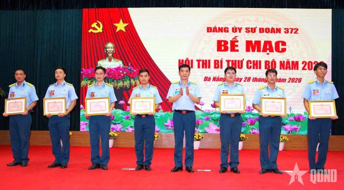  Đại tá Hoàng Trung Kiên trao giấy khen tặng các thí sinh đạt thành tích cao trong hội thi. 