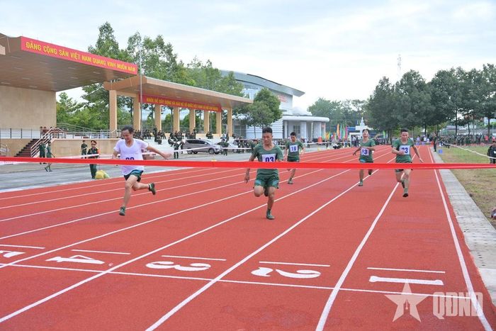 Các vận động viên tranh tài nội dung chạy 100m.  