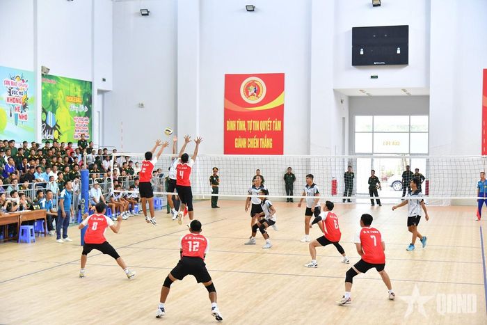 Các vận động viên thi đấu môn bóng chuyền. 