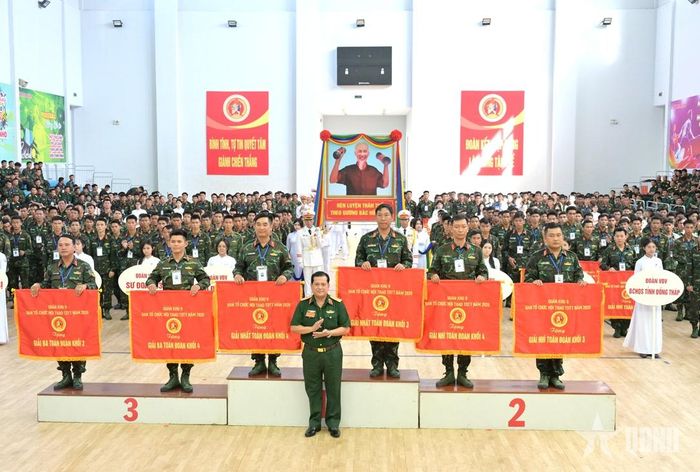 Thiếu tướng Chiêm Thống Nhất, Ủy viên Trung ương Đảng, Phó tư lệnh, Tham mưu trưởng Quân khu 9 trao giải cho các đội đạt thành tích cao.  