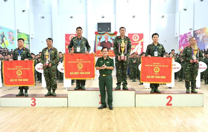 Trung tướng Nguyễn Xuân Dắt, Tư lệnh Quân khu 9 trao giải Nhất, giải Nhì và giải Ba toàn đoàn cho các đơn vị.