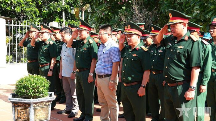  Thiếu tướng Trần Minh Trọng, Phó chính ủy Quân khu 5 cùng đoàn công tác dâng hương tại Khu lưu niệm Thủ tướng Phạm Văn Đồng. 