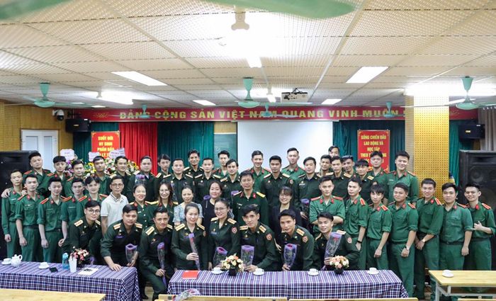 Cán bộ, giảng viên, học viên, sinh viên của Khoa Văn thư, Lưu trữ và Báo chí (Trường Đại học Văn hóa Nghệ thuật Quân đội) gặp mặt nhân kỷ niệm ngày Nhà giáo Việt Nam 20-11. Ảnh: Trường Đại học Văn hóa Nghệ thuật Quân đội