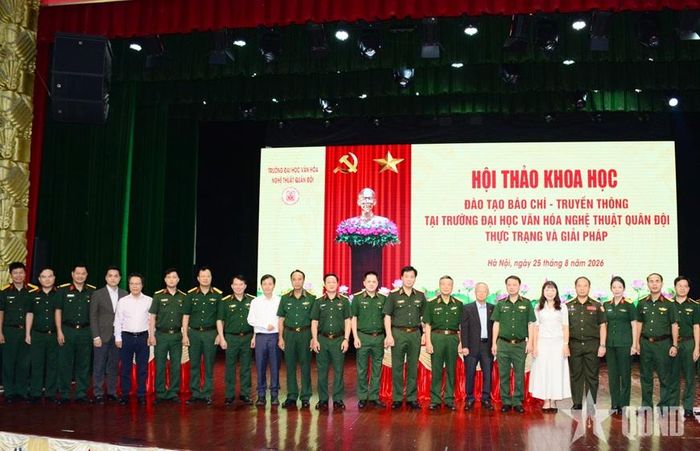 Các đại biểu tham dự Hội thảo khoa học Đào tạo báo chí-truyền thông tại trường ĐHVHNTQĐ thực trạng và giải pháp, ngày 25-8-2026. 