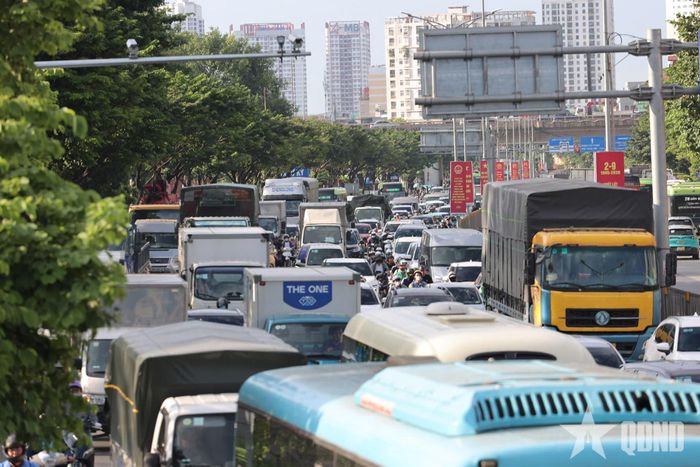  Tại đường Ngọc Hồi, hướng về Quốc lộ 1A cũ, dòng xe kéo dài. Ô tô, xe máy di chuyển chậm, có thời điểm các phương tiện phải nhích từng đoạn.