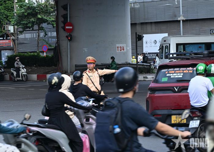  Lực lượng CSGT được bố trí tại một số khu vực để phân luồng, điều tiết phương tiện, hạn chế ùn tắc kéo dài.  
