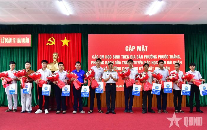 Thủ trưởng Lữ đoàn 171 trao quà tặng các em trúng tuyển vào Học viện Hải quân và Trường Cao đẳng Kỹ thuật Hải quân.