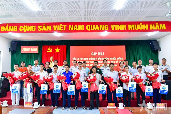 Đại diện các cơ quan, đơn vị, gia đình và các em học sinh trúng tuyển tại buổi gặp mặt.