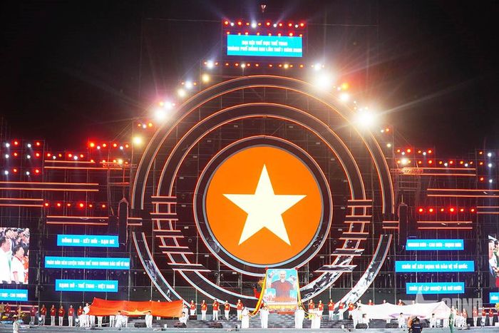 Thực hiện nghi thức khai mạc. 