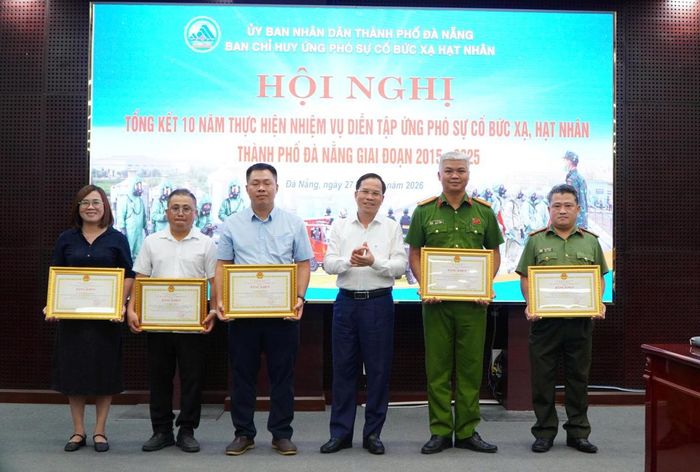 Thừa ủy quyền, Giám đốc Sở Khoa học và Công nghệ thành phố Nguyễn Thanh Hồng trao Bằng khen cho các cá nhân.