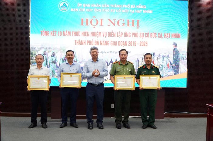 Thừa ủy quyền, Phó Chủ tịch UBND TP Đà Nẵng Hồ Quang Bửu trao Bằng khen cho các tập thể.
