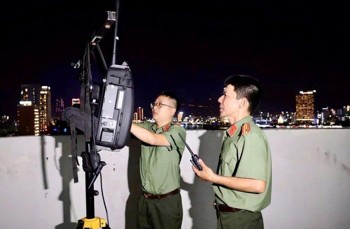 Cán bộ chiến sĩ Phòng Kỹ thuật nghiệp vụ và Ngoại tuyến Công an TP Đà Nẵng triển khai biện pháp giám sát, chế áp UAV trong Lễ hội Pháo hoa Quốc tế DIFF 2026.