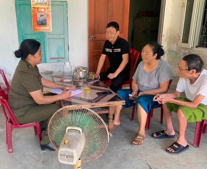 Tổ trưởng Tổ ANCS Đinh Thùy Dung kịp thời ngăn chặn vụ lừa đảo, giúp người dân địa phương không bị mất tiền.