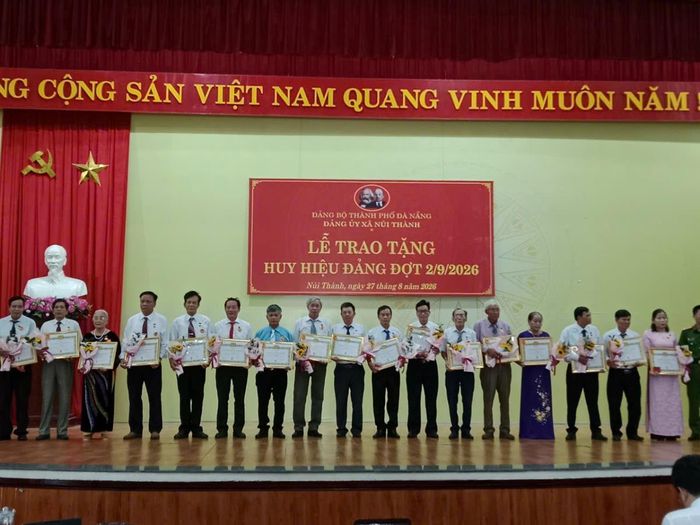 Lãnh đạo Đảng ủy xã Núi Thành thay mặt Đảng bộ gắn Huy hiệu Đảng cho các đảng viên đủ tiêu chuẩn.
