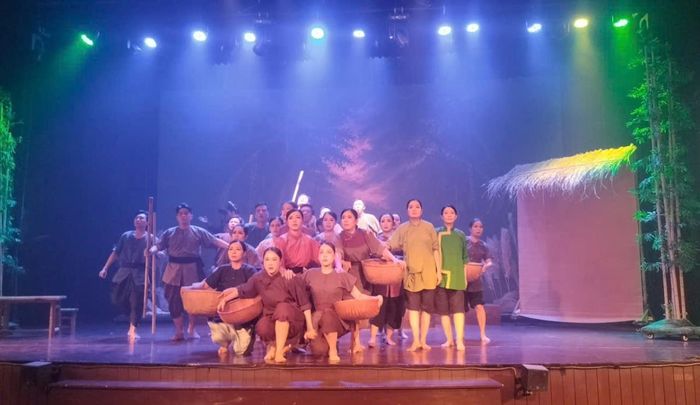 Hai phân cảnh trong "Khai hà nhất thống yến".
