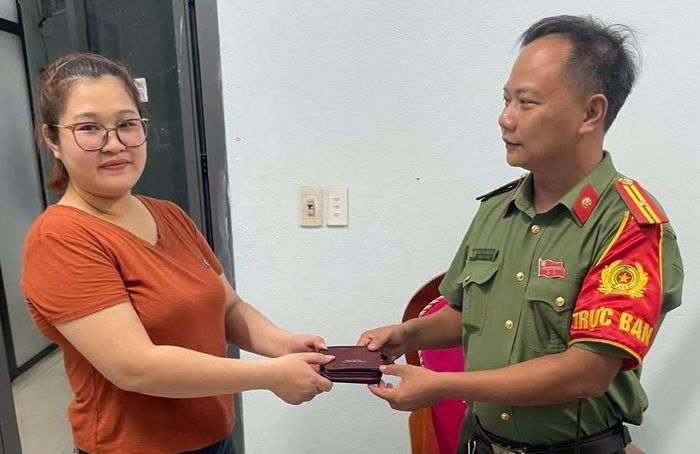 Công an phường Liên Chiểu trao trả tài sản cho chị Ly.