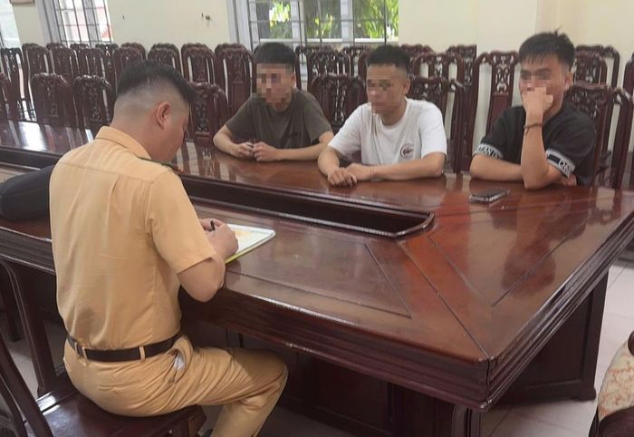 Lực lượng CSGT xử lý một số trường hợp vi phạm.