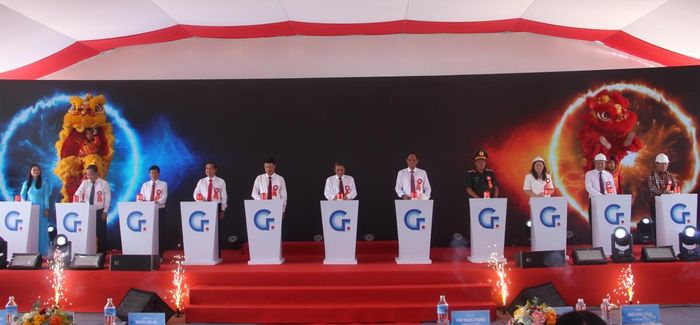 Các đại biểu ấn nút khởi công dự án.