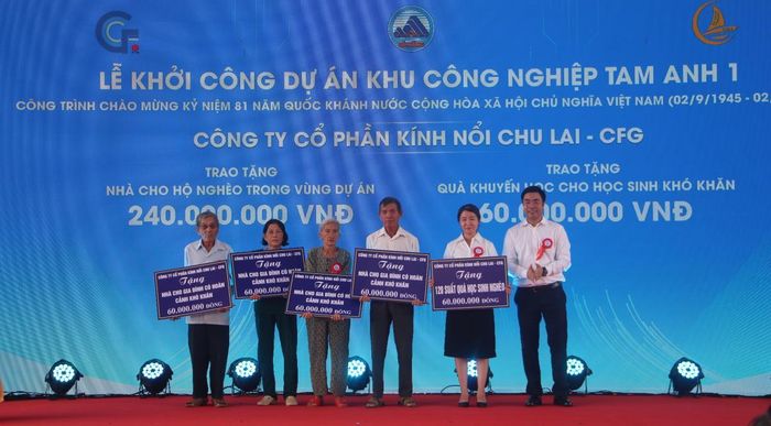 Lãnh đạo Công ty Cổ phần Kính nổi Chu Lai – CFG rao tặng 4 căn nhà cho 4 hộ dân có hoàn cảnh khó khăn và 120 suất quà cho học sinh nghèo.