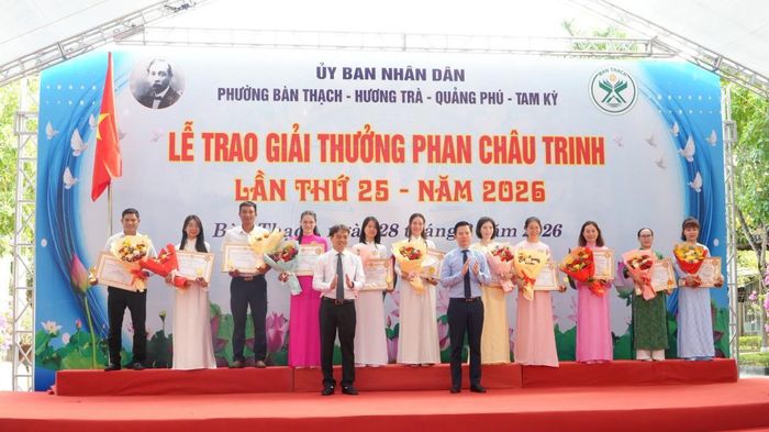 Bí thư phường Bàn Thạch và Tam Kỳ trao giải thưởng cho các cá nhân.