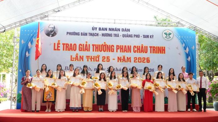 Lãnh đạo các địa phương trao giải thưởng cho các cá nhân.