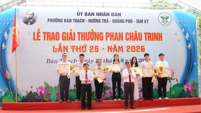 Phó Trưởng Ban Tuyên giáo và Dân vận Thành ủy Phạm Hồng Quảng (bên phải) cùng Bí thư phường Quảng Phú Bùi Ngọc Ảnh trao giải cho các cá nhân.