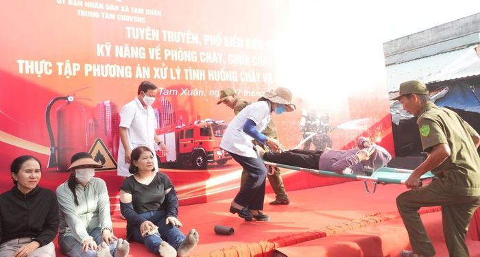 Lực lượng Công an hướng dẫn các kỹ năng về PCCC và CNCH, kết hợp thực tập phương án xử lý tình huống cháy và cứu nạn, cứu hộ tại chợ Bà Bầu.