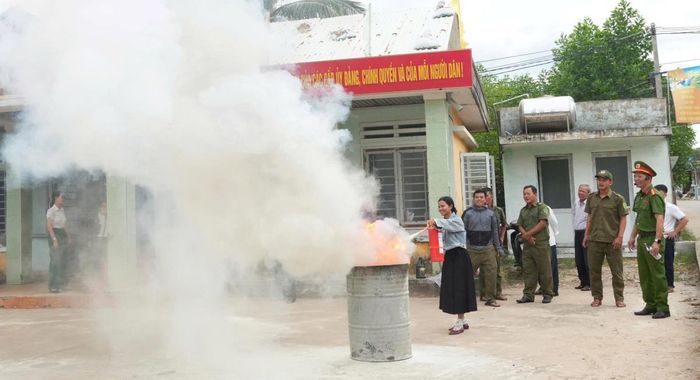 Huấn luyện nghiệp vụ PCCC và CNCH cho lực lượng dân phòng, trưởng thôn và Tổ bảo vệ an ninh, trật tự ở cơ sở.