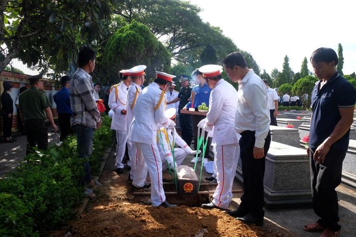 Thực hiện nghi thức hạ huyệt.