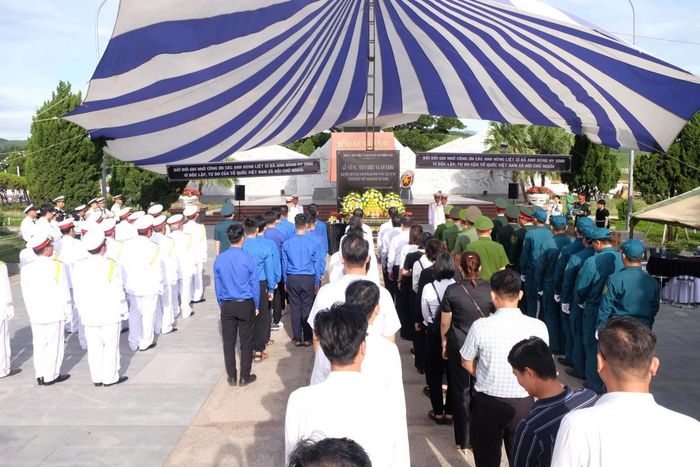 Đoàn đến dâng hương tại nghĩa trang liệt sĩ thành phố Đà Nẵng
