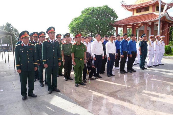 Đoàn đến viếng nghĩa trang liệt sĩ TP Đà Nẵng và an táng cho 3 liệt sĩ và 1 mộ liệt sĩ tập thể chưa xác định.