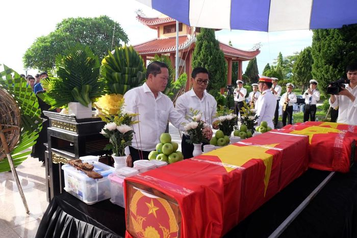 Dâng hương trước các linh cửu liệt sĩ
