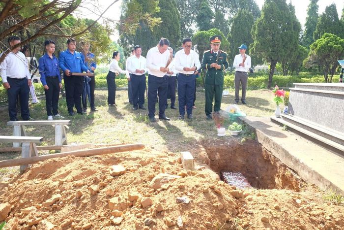 Sau khi hạ huyệt, đoàn đại biểu đã thắp hương tại các phần mộ liệt sĩ