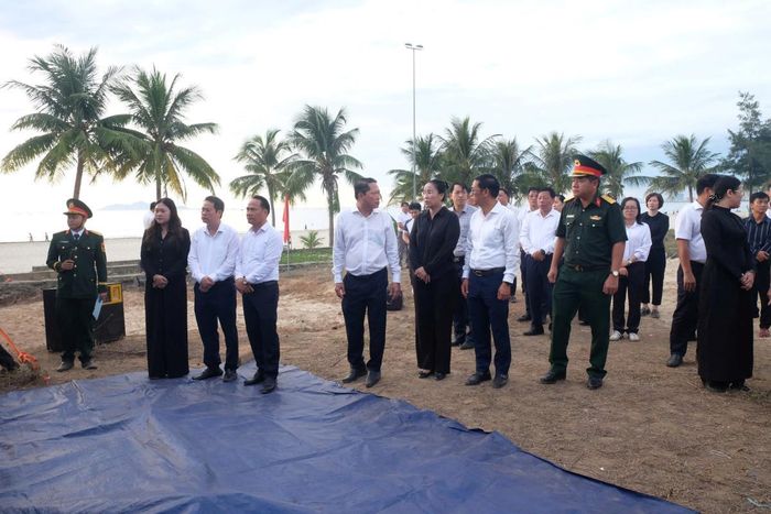Lãnh đạo TP Đà Nẵng trao đổi cùng lãnh đạo địa phương về công tác tổ chức thực hiện buổi lễ.