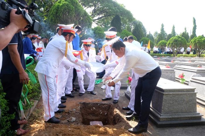 Rắc hoa tại các phần mộ liệt sĩ