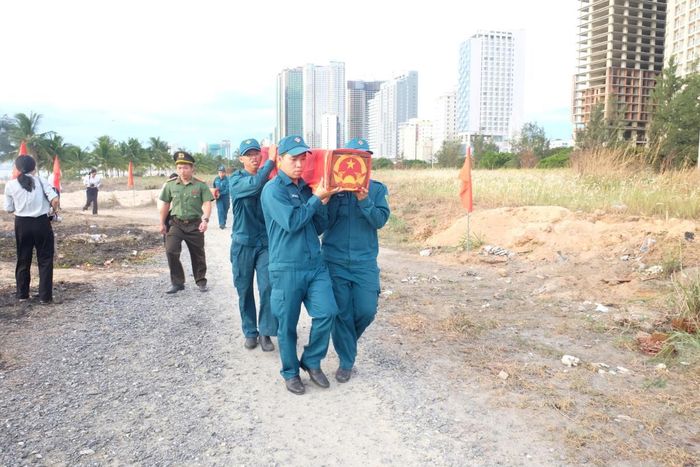 Di chuyển các liệt sĩ đến nơi an táng.