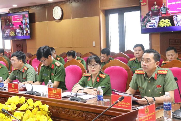 Các đồng chí lãnh đạo Ban Giám đốc tham dự hội nghị