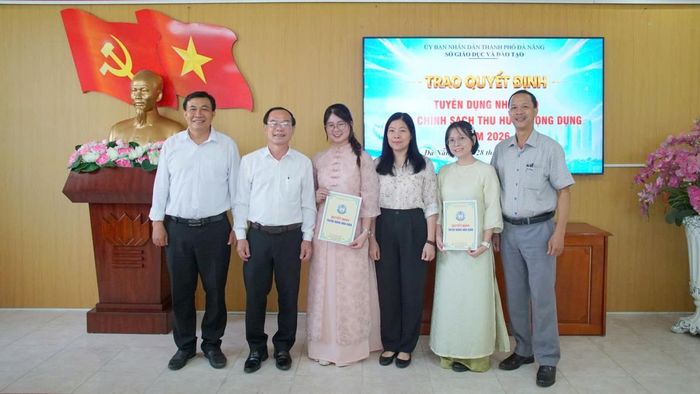 Lãnh đạo Sở GD-ĐT TP Đà Nẵng trao quyết định tuyển dụng cho các nhà giáo.